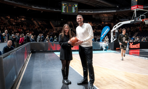 Lisa Horstmann (Head of Marketing & Communications bei New Yorker) und Nils Mittmann (Geschäftsführer Basketball Löwen Braunschweig).   