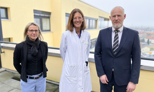 Geschäftsführer Matthias Hahn und Pflegedirektorin Aline Prasse (li.) begrüßten Dr. Bitz in der Klinik. 