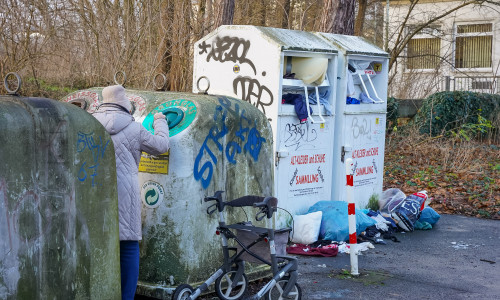 Besonders problematisch ist, wenn Kleidung einfach neben die Container geworfen wird.
