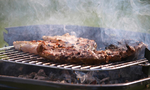 Steak auf einem Grill (Archiv)