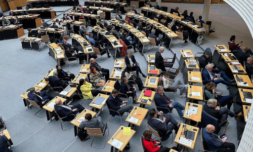 Berliner Abgeordnete wenden AfD-Redner den Rücken zu