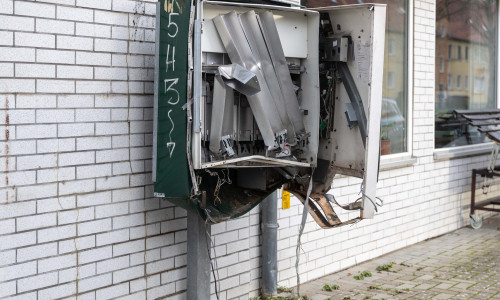 Der völlig zerstörte Zigarettenautomat.