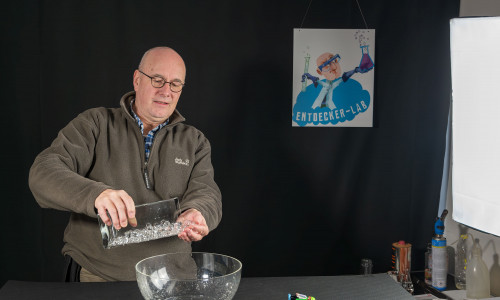 Es ist kein Trick, es ist Physik: Dr. Christoph Michel experimentiert vor laufender Kamera.