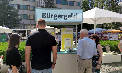 Passanten an einem Bürgergeld-Infostand (Archiv)