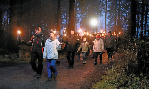 Eine Fackelwanderung gehört zum Festprogramm.