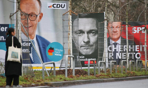 Wahlplakate mit Friedrich Merz, Christian Lindner und Olaf Scholz am 28.01.2025