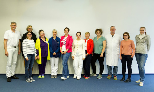 Freuen sich über die erfolgreiche Zertifizierung: Dr. Michael Hötzeldt, Gesine Lorenz, Dr. Heike Rosendahl (Fachexpertin Onkozert), Christiane Lange, Anne Bleßmann, Dr. Marleen Pöhler, Aya Haj Bakri, Andrea Pieper, Stefanie Wygasch, Matthias Buhles, Dr. Kathrin Engelke (Fachexpertin Onkozert) und Wenke Lubosch (v. li.). 