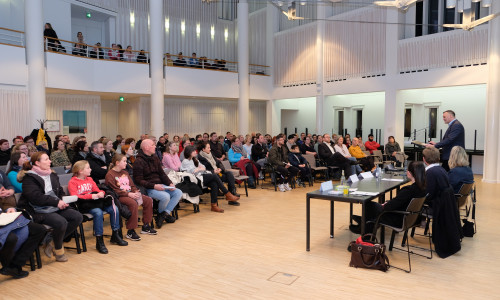 Die Infoveranstaltung zum Schulwechsel erfährt stets großes Interesse. Auch in diesem Jahr lädt der Landkreis wieder in den großen Sitzungssaal im Kreishaus. Archivbild