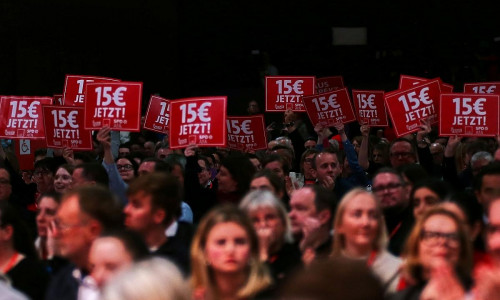 Delegierte auf SPD-Parteitag werben für 15 Euro Mindestlohn am 11.01.2025