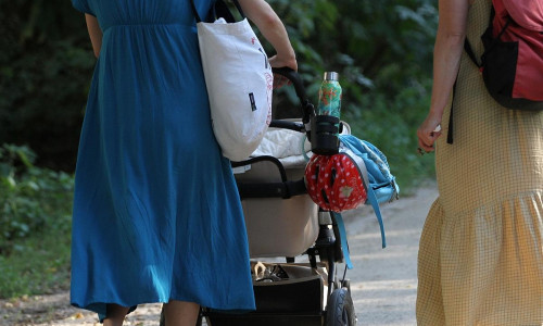 Zwei Frauen mit Kinderwagen (Archiv)