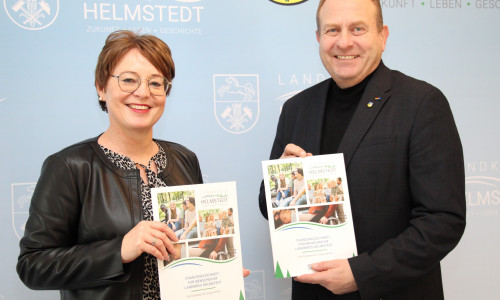 Sonja Klein, Gleichstellungsbeauftragte Landkreis Helmstedt und Landrat  Gerhard Radeck mit der Broschüre. 