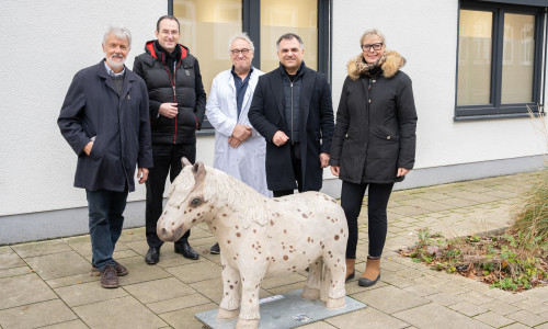 Ein Hingucker für Klein und Groß. Über die Ponyspende freuen sich (v.l.n.r.) Dr. Thomas  Lampe, Vorsitzender der WegGefährten, Dr. Andreas Goepfert, Klinikums-Geschäftsführer, Dr. Wolf- gang Eberl, leitender Oberarzt der Klinik für Kinder- und Jugendmedizin, und Dr. Christos Pantazis,  Schirmherr der Kinderoase. Ein großer Dank gilt Simona Tingvall vom Rizzi-Verein, welche die Spende ermöglicht hat.