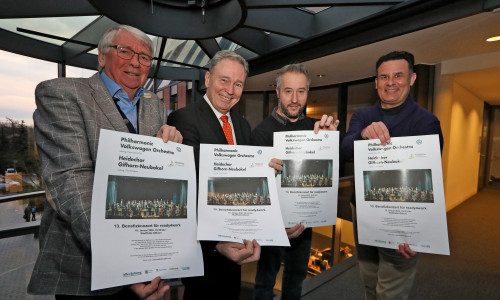 Albrecht Düsel (ready4work), Thomas Fast (Volksbank BRAWO), Gianni Milano (ready4work) und Bürgermeister Matthias Nerlich präsentieren das Plakat und freuen sich auf viele Konzertgäste (v. li.). 