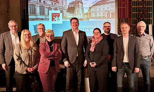 Wirtschaftsdezernent Gerold Leppa, Nina Fritzler (Stadtmarketing), Stadtbaurat Heinz-Georg Leuer, Kultur- und Wissenschaftsdezernentin Prof. Dr. Anja Hesse, Oberbürgermeister Dr. Thorsten Kornblum, Sozialdezernentin Dr. Christina Rentzsch, Enrico Casper (HIP HOP Kultur e. V.), Tobias Grosch (Stadtmarketing) und Frank Lehrmann (Hochbau- und Umweltdezernat) präsentierten Projekte und Maßnahmen zur Stärkung der Innenstadt (v. li.). 