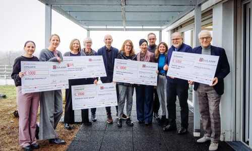 Sandra Beetz und Silvia Großkreutz (Leitung Frauenhaus), Martha Pordzik (Vorsitzende) und Elvira Mauer (Mütterzentrum Westhagen), Frank Röhrdanz (Schenke ein Lächeln), Dr. Gabriele Grabowski (Chefärztin der Kinder- und Jugendpsychiatrie), Immacolata Glosemeyer (Aufsichtsratsvorsitzende Neuland), Hans-Dieter Brand (Sprecher der Neuland-Geschäftsführung), Irina Franz (Neuland-Geschäftsführerin), Frank Poerschke und Dr. Christof Spathelf (Tabula/Starthilfe) (v. li.).