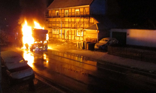 Das Foto eines Anwohners zeigt das Fahrzeug in Flammen um 5:59 Uhr.