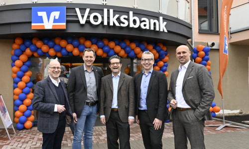 Der Bürgermeister der Gemeinde Edemissen, Tobias Faust (2.v.l.), gratulierte den Vertretern der Volksbank BRAWO zur neuen Geschäftsstelle: (v. l.) der Leiter der Direktion Peine Stefan Honrath, Generalbevollmächtigter Carsten Ueberschär, Filialverbundleiter Jörg Tükker und der für Privatkunden und Immobilien zuständige Bereichsleiter André Bonitzke.