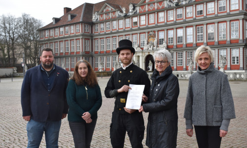  Bastian Röper wurde als bevollmächtigter Bezirksschornsteinfeger bestellt (v.l.n.r.): Lars Winter (Vertreter der Schornsteinfeger-Innung Braunschweig), Andrea Klingenberg (Abteilung Bauverwaltung und Immissionsschutz, LK Wolfenbüttel), Bezirksschornsteinfeger Bastian Röper, Landrätin Christiana Steinbrügge und Katrin Bosse (Leiterin Abteilung Bauverwaltung und Immissionsschutz, LK Wolfenbüttel).