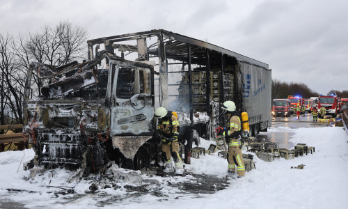 Der LKW brannte komplett aus.