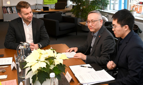 Chinas Generalkonsul Cong Wu (Mitte) zu Gast bei Oberbürgermeister Dennis Weilmann (links).