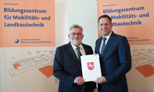 Detlef Bade, Präsident der Handwerkskammer Braunschweig-Lüneburg-Stade, und Minister Olaf Lies (re.).