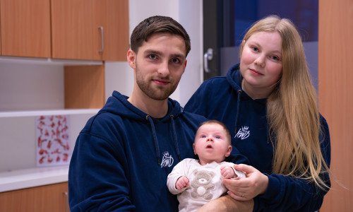 Die glücklichen Eltern Isabelle Fasel und Dominic Hardeland halten ihre kleine Tochter Helena  Hardeland im Arm, das 1.500. Baby des Jahres 2024, das im Klinikum Braunschweig geboren wurde. 