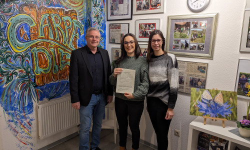  Stadtrat Andreas Bauer (l.) und Natalie Manca (m.) übergaben die Anträge auf Eintragung ins Wählerverzeichnis an Jasmin Hinze (r.).