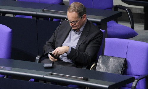 Michael Müller mit Smartphone (Archiv)