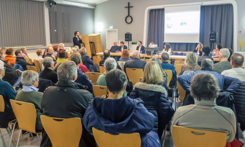  Stadtbaurat Michael Tacke (sitzend dritter von links), Andreas Bittner, Leiter des Referats Stadtumbau und Soziale Stadt (sitzend links), Quartiersmanager Maximilian Grafinger (stehend links) sowie die beteiligten Planungsbüros informierten über die drei in den nächsten zwei Jahren geplanten Baumaßnahmen in Steterburg.