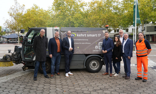 Daniel Rinninsland (IT-Koordinator, WAS), Dr. Sascha Hemmen (Geschäftsbereichsleitung Smart City und IT-Services), Jens Hofschröer (Dezernent für Digitales und Wirtschaft), Dennis Weilmann (Oberbürgermeister), Jacqueline Kleen (Projektleiterin), Marcus Frerich (Vorstand WAS), Andreas Bauer (Stadtrat), Alexander Schmidt (Fahrer der Kehrmaschine, WAS) (v. li.).
