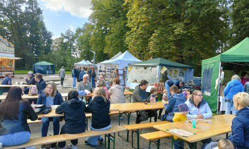 So wie hier im Oktober 2023 findet auch in diesem Herbst der Lehrscher Kunsthandwerkermarkt statt.