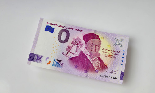 Der neue 0-Euro-Schein mit Gauß-Motiv ist ab sofort in der Touristinfo, Kleine Burg 14, erhältlich. 