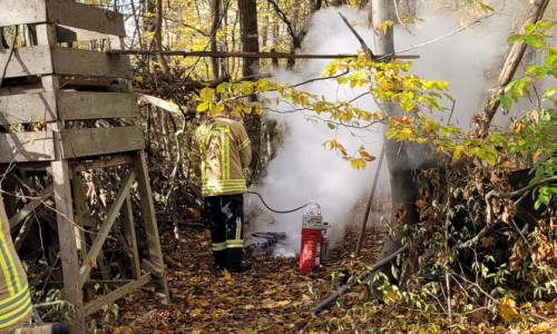 Zunächst wurde Kleinlöschgerät eingesetzt.