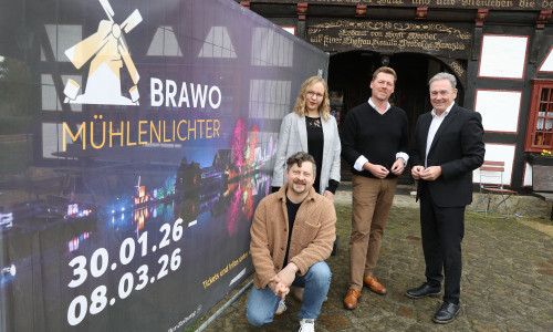 Paul Kunze (v. l.), Geschäftsführer von Applaus Kulturproduktionen GmbH, Madeleine Gudehus, Projektleiterin BRAWO Mühlenlichter bei Applaus, Sebastian Lipper, Gesamtbetriebsleiter Internationales Mühlenmuseum Gifhorn, und Thomas Fast, Leiter der Direktion Gifhorn der Volksbank BRAWO, stellten die BRAWO Mühlenlichter 2026 der Presse vor.