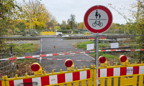 Der Bahnübergang in der Grünewaldstraße bleibt vorerst zu.