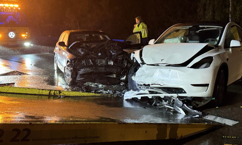 Beide Autos wurden durch die Kollision massiv beschädigt.