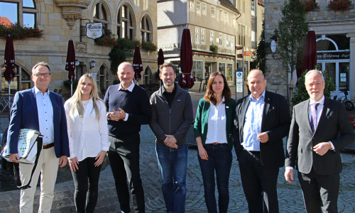 v.l.: Stefan Hofmann (KVN), Nicole Strzelczyk (Praxismanagerin), Dr. Sören Westerholt, Dr. Jan Matyas, Lara Isermeyer (Vorständin Jugend, Soziales und Gesundheit, LK Helmstedt), Landrat Gerhard Radeck, Henning Konrad Otto