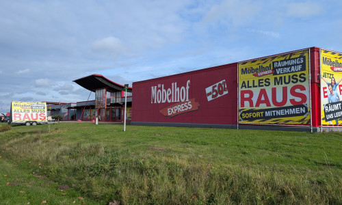 Beim Möbelhof Express in Adesheim findet ein Ausverkauf statt. Nun steht fest, wie es dort weitergehen soll. 