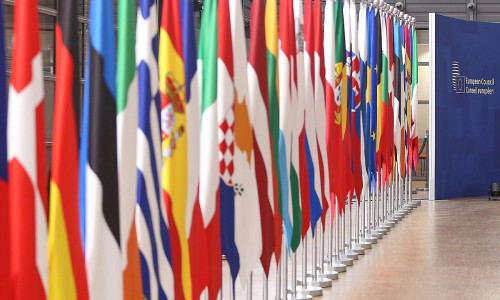 Fahnen der EU-Mitgliedsländer beim Europäischen Rat am 23.10.2025