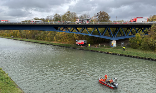 Der BMW war in den Mittellandkanal gestürzt. Alle drei Insassen kamen ums Leben.