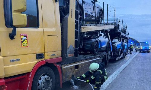 Der Feuerwehr wurde ein brennender LKW gemeldet.