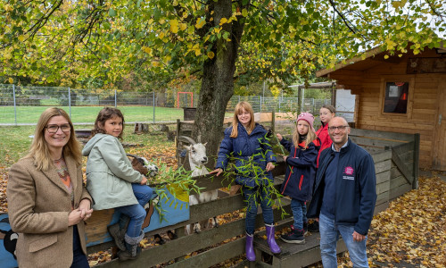 Nicole Kannewurf von der Margarethe Schnellecke Stiftung (links) und Steffen Kirsch von der Jugendförderung mit Teilnehmern des Herbstferienprogramms auf dem Aktivspielplatz Fallersleben.