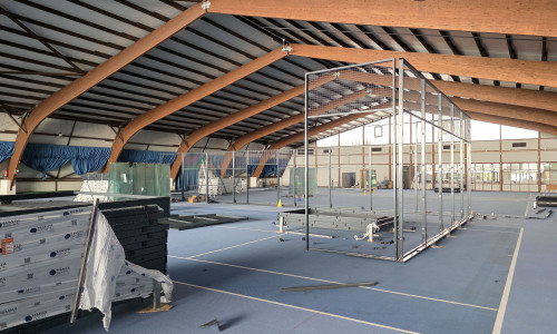 Der erste Padel-Käfig in der ehemaligen Tennishalle nimmt schon Form an.