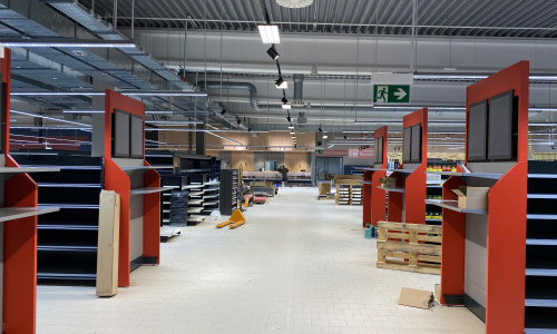 Noch ist es eine Baustelle: Ein Teil der Regale steht bereits, vereinzelt sind sie bereits mit Ware gefüllt, im hinteren Bereich des Marktes sind bereits die neuen Bedientheken zu erkennen. 