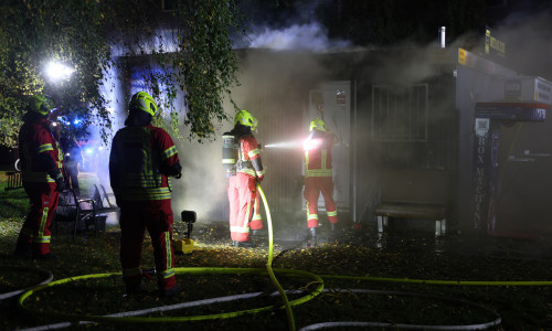 Das Feuer wurde von zwei Seiten bekämpft.