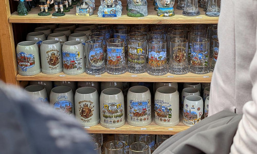 Bierkrüge auf dem Oktoberfest am 29.09.2025