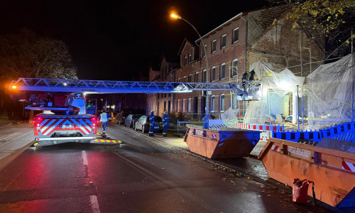 Das Gerüst wurde durch Feuerwehr und THW demontiert.