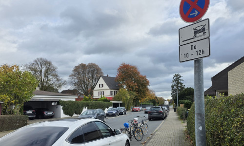 Auf dem Seitenstreifen des Alten Weges stehen zwei Fahrräder.