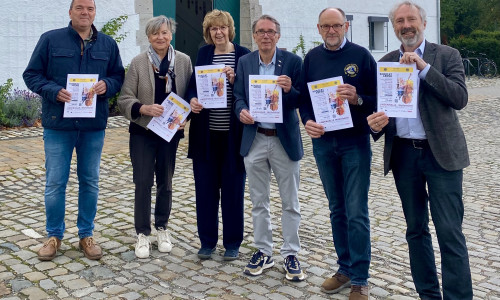 Axel Reinhardt (Vorstand Hospizverein), Dagmar Ammon (Ehrenamtliche Mitarbeiterin), Heike Jürgens (Vorstand Hospizverein), Jörg Emmert (Past Präsident Lions Club), Dirk Janßen (Präsident des Lions Club Hilfswerkes) und Martin Geißler (Activity Beauftragter des Lions Club) (v. li.).