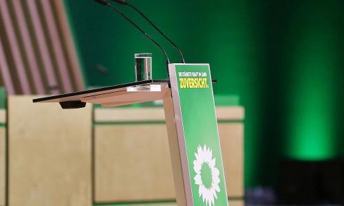 Rednerpult bei Grünen-Parteitag (Archiv)